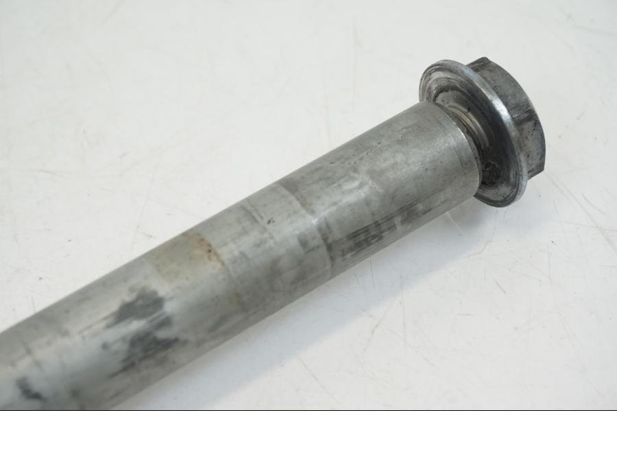 Baksidan på Axel från en Honda CB 750 -2002 motorcykel.