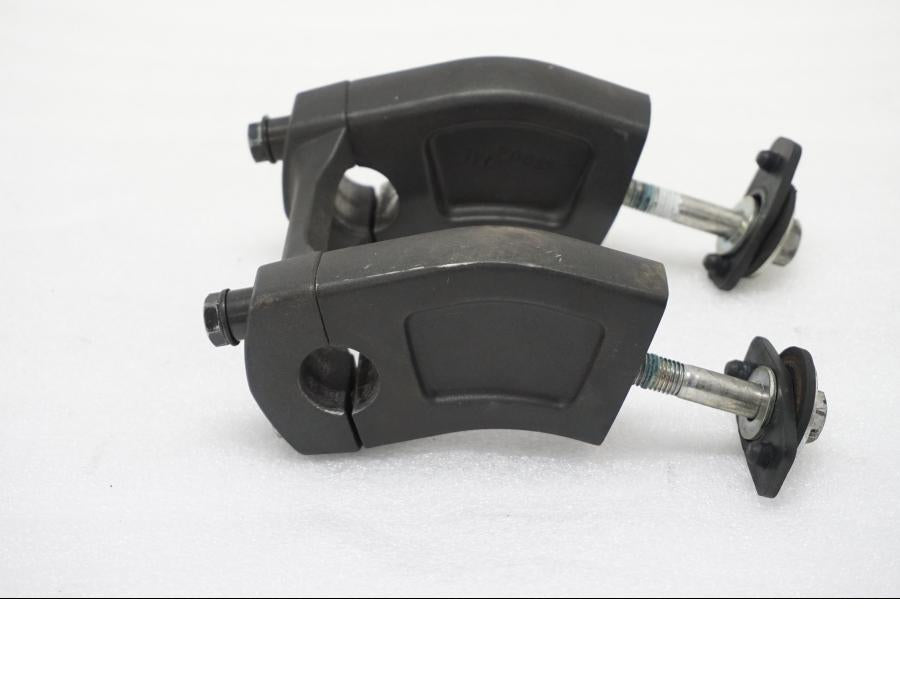 Vänster sida på Styrfäste från en Suzuki GSX 1300 BK -2008 motorcykel.