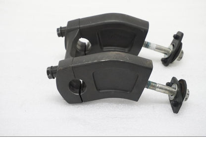 Vänster sida på Styrfäste från en Suzuki GSX 1300 BK -2008 motorcykel.