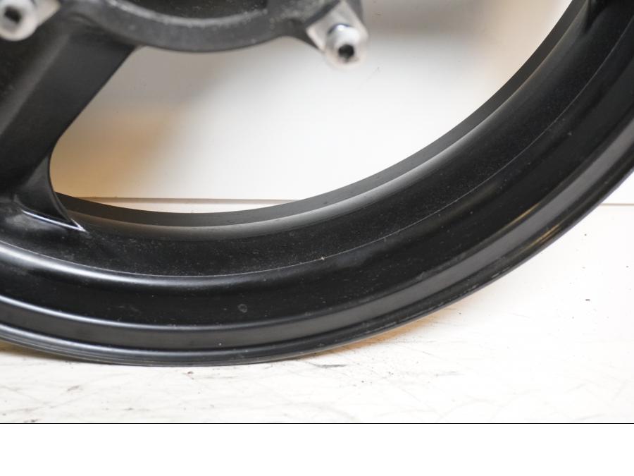 Höger sida på Fälg från en Suzuki DL 1000 -2006 motorcykel.