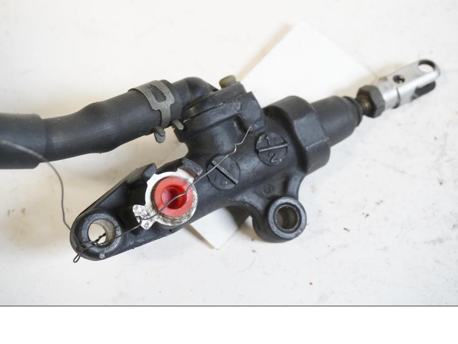 Vänster sida på Bromshuvudcylinder från en Yamaha YZF R6 -2000 motorcykel.