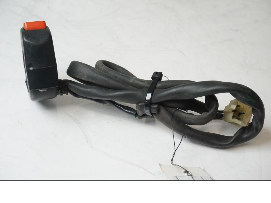 Snett uppifrån på <p>Styrelreglage höger från Honda XRV 750 1993.</p>

<p>Saknar plastpiggen för låsning på styret se bild.</p> motorcykel.