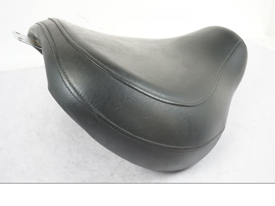 Baksidan på Sadel från en Suzuki VL 800 -2002 motorcykel.