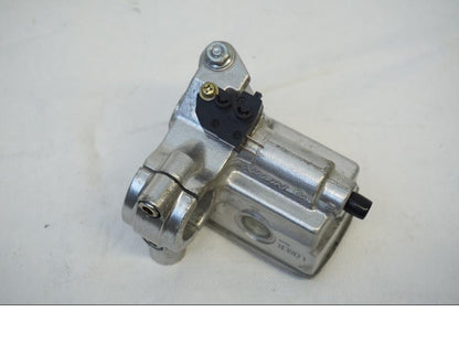 Vänster sida på Bromshuvudcylinder från en Kawasaki VN 900 -2006 motorcykel.