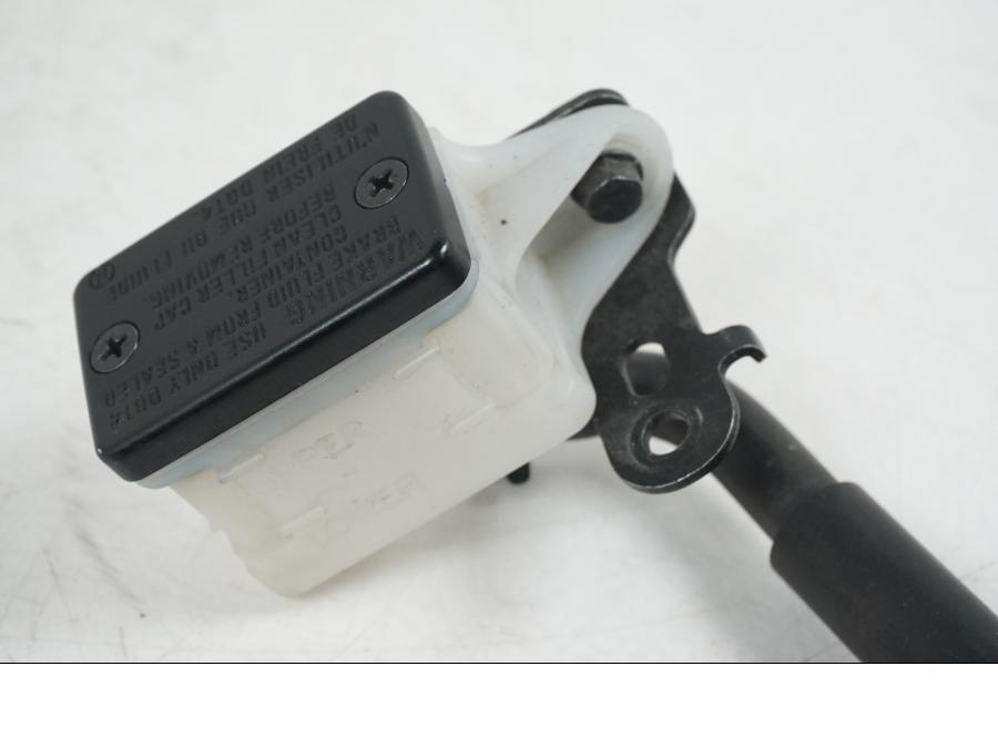 Snett uppifrån på Bromshuvudcylinder från en Honda CB 650 F Hornet -2017 motorcykel.