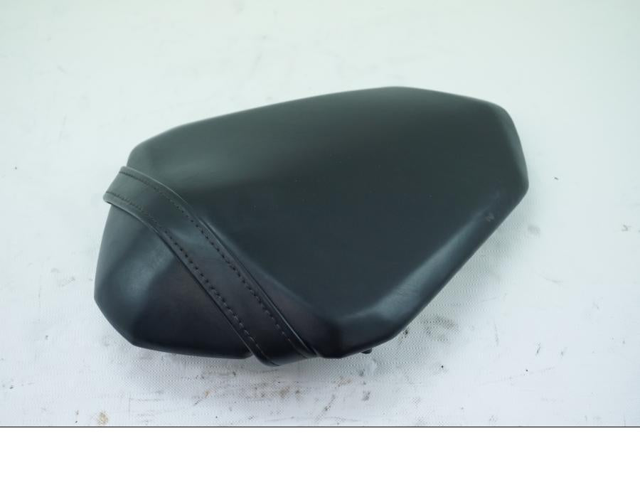 Baksidan på Sadel från en Kawasaki Z 800 -2013 motorcykel.