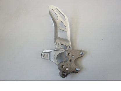 Baksidan på Fotpinnefäste från en Suzuki GSX-R 1000 -2013 motorcykel.