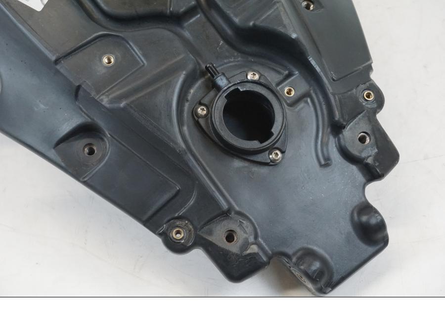 Baksidan på Bensintank från en Husqvarna 701 Supermoto -2020 motorcykel.