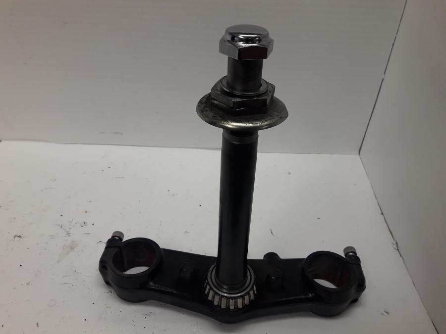 Baksidan på Gaffelkrona från en Triumph Tiger -1999 motorcykel.