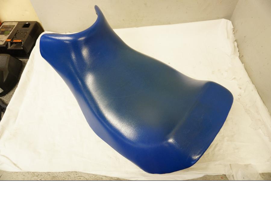 Höger sida på Sadel från en Suzuki GSX 600 F -1988 motorcykel.