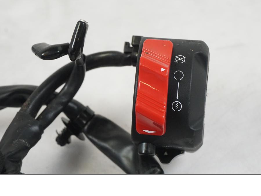 Vänster sida på Styrelreglage från en Yamaha MT-09 -2019 motorcykel.
