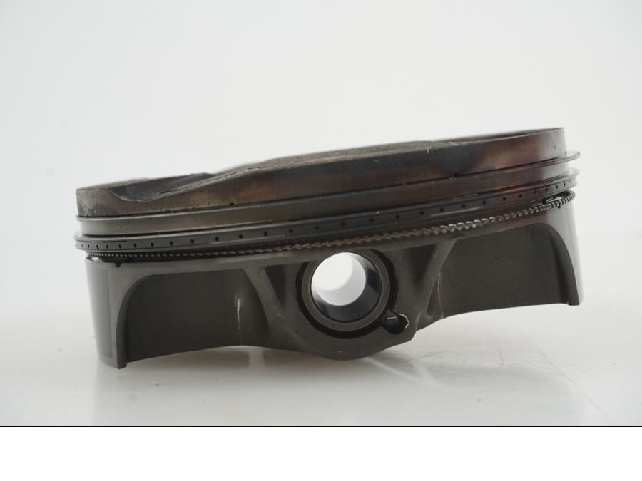 Snett uppifrån på Kolv från en KTM 1290 Super Duke R -2021 motorcykel.