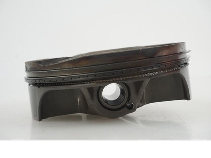 Snett uppifrån på Kolv från en KTM 1290 Super Duke R -2021 motorcykel.