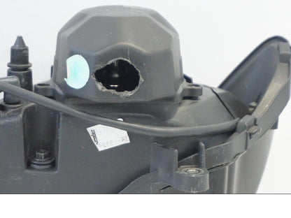 Snett nerifrån på Strålkastare från en Triumph Daytona 675 -2010 motorcykel.