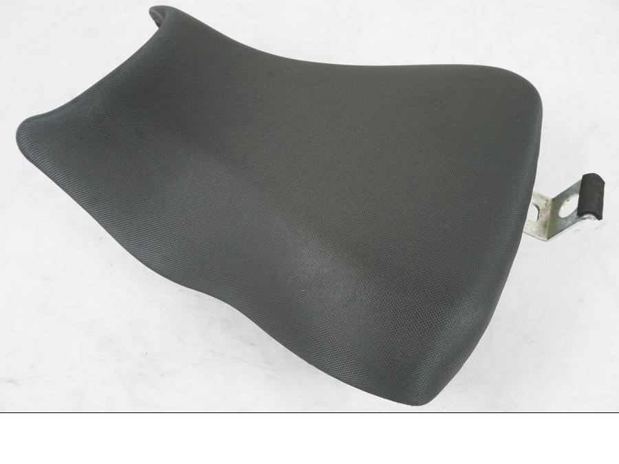 Vänster sida på Sadel från en Kawasaki ER-6N -2016 motorcykel.