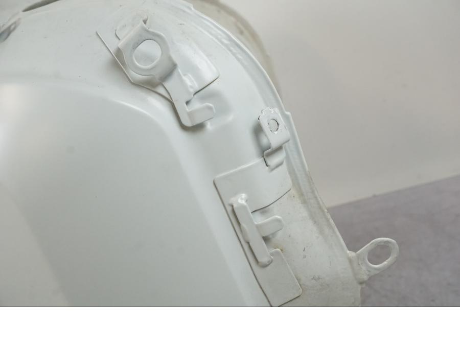 Vänster sida på Bensintank från en Ducati Desert X -2023 motorcykel.