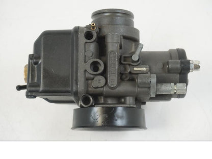 Snett uppifrån på Förgasare från en Aprilia RS 125 -2008 motorcykel.