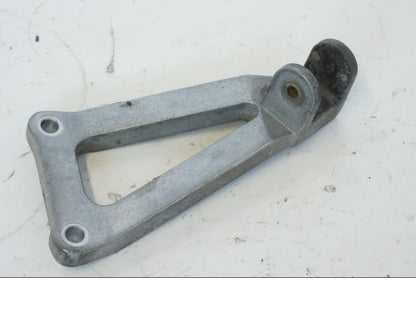 Vänster sida på Fotpinnefäste från en Kawasaki ZR-7 -2001 motorcykel.