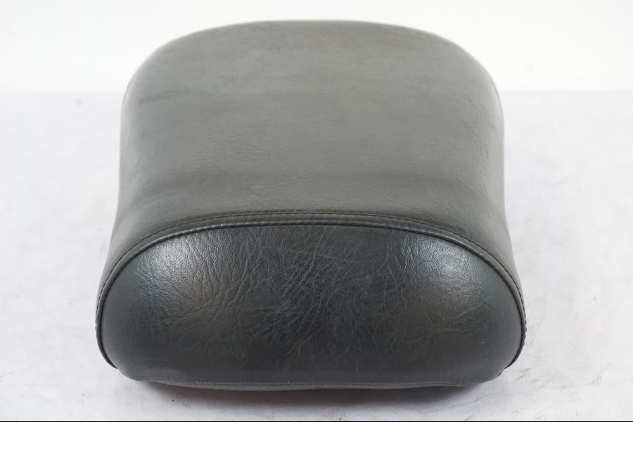 Baksidan på Sadel från en Suzuki VL 800 -2002 motorcykel.