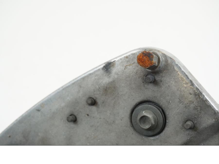 Snett nerifrån på Fotplatta från en Suzuki VL 1500 -1999 motorcykel.