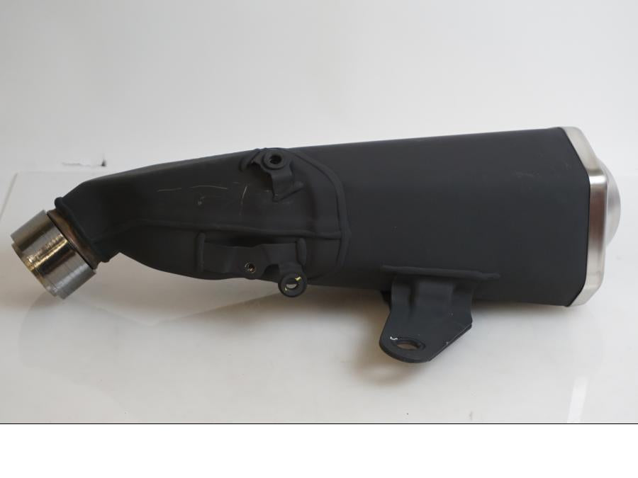 Höger sida på Ljuddämpare från en Kawasaki Z 900 -2022 motorcykel.