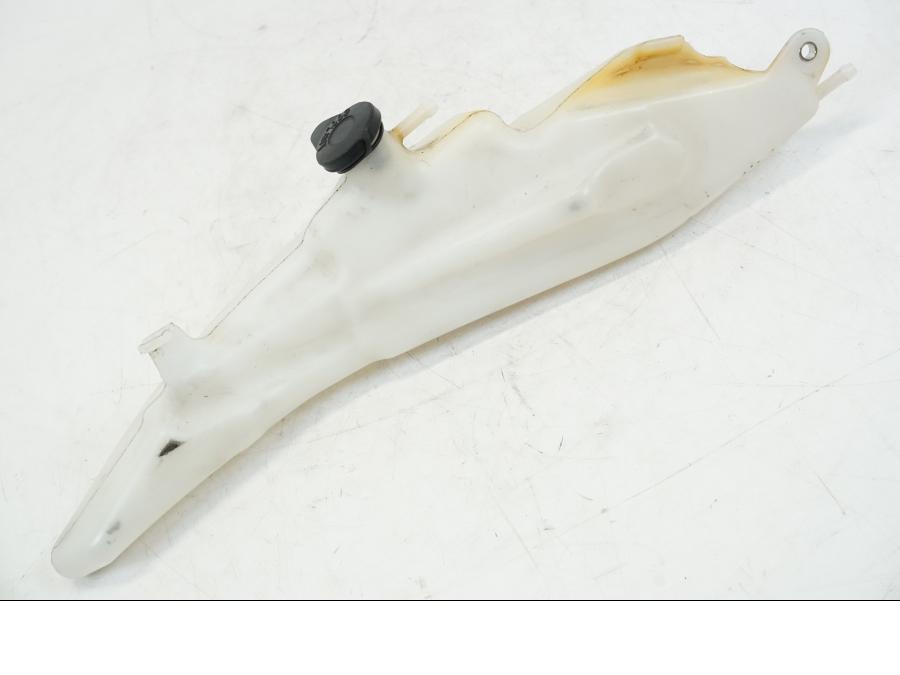 Vänster sida på Vattenexpansionskärl från en Honda CB 600 F -2008 motorcykel.