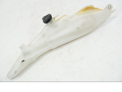 Vänster sida på Vattenexpansionskärl från en Honda CB 600 F -2008 motorcykel.