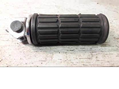 Framsidan på Fotpinne från en Suzuki VZ 1600 -2005 motorcykel.