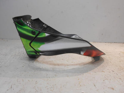 Höger sida på Magkåpa från en Aprilia Tuono V4R -2016 motorcykel.