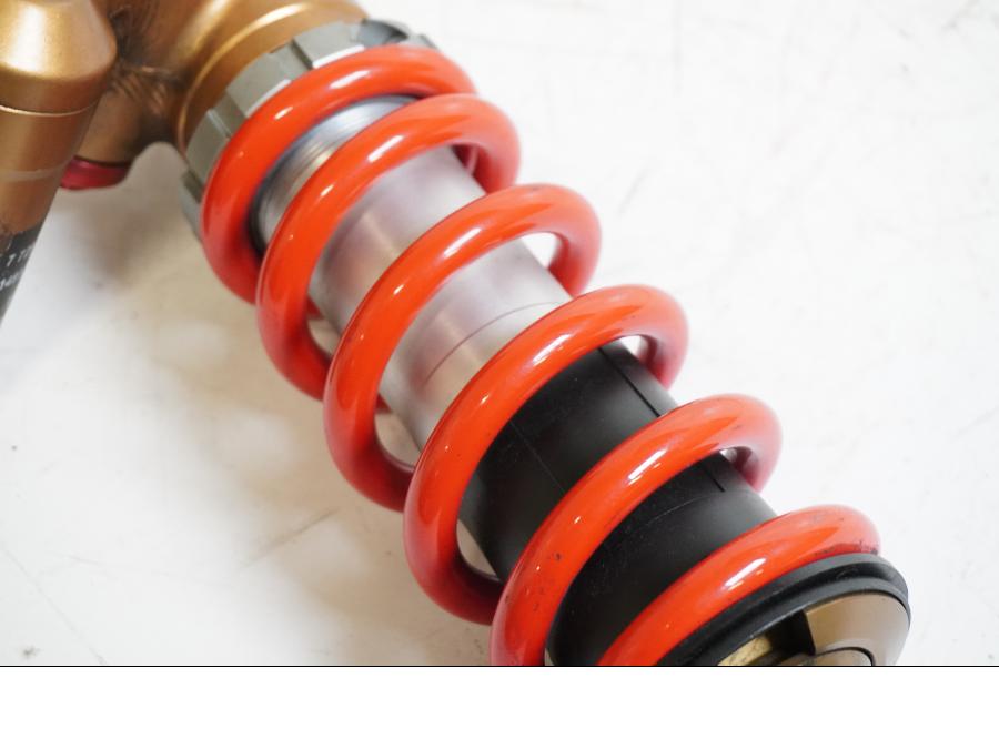 Snett nerifrån på Stötdämpare från en BMW S 1000 RR -2013 motorcykel.