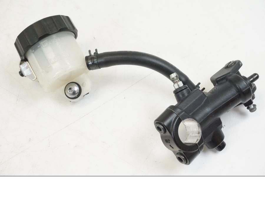 Framsidan på Bromshuvudcylinder från en Yamaha YZF 1000 R1 -2009 motorcykel.