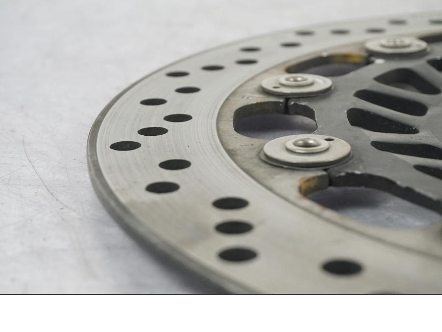 Extrabild1 på Bromsskiva från en Triumph Daytona 955I -2000 motorcykel.