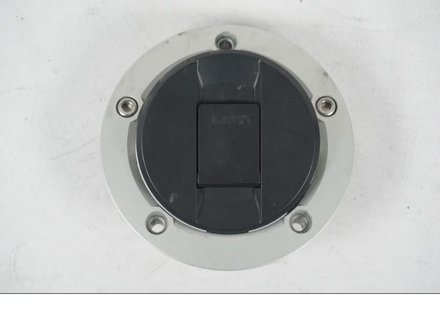 Vänster sida på <p>Låssats från Suzuki SV 1000 S 2004.</p>

<p>1st nyckel, tanklock, sadellås och tändningslås.</p> motorcykel.