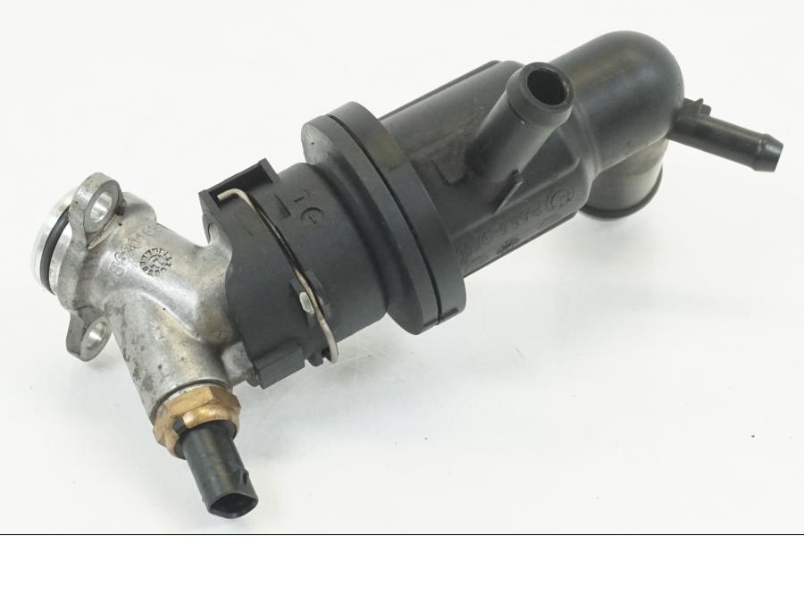 Baksidan på Vattentermostathus från en BMW R 1200 GS -2018 motorcykel.