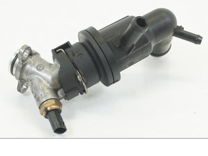 Baksidan på Vattentermostathus från en BMW R 1200 GS -2018 motorcykel.