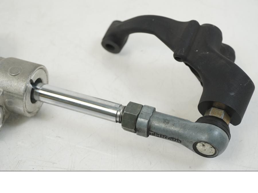 Snett uppifrån på Styrdämpare från en Yamaha YZF 1000 R1 -2006 motorcykel.