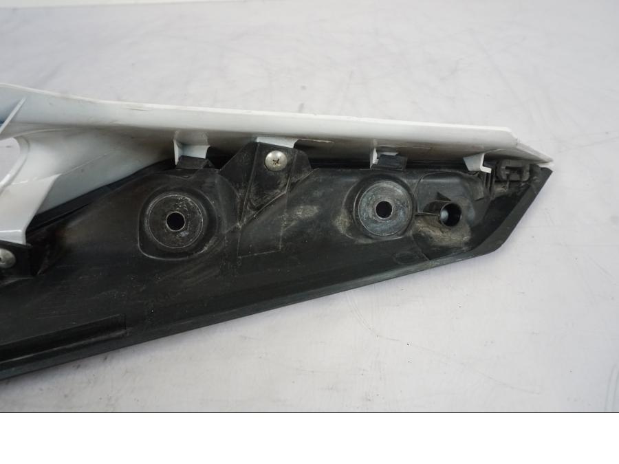 Snett nerifrån på Bakvinge från en KTM 125 Duke -2017 motorcykel.