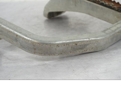 Vänster sida på Fotpinnefästesbåge från en Suzuki LTA 750 XP E -2009 motorcykel.