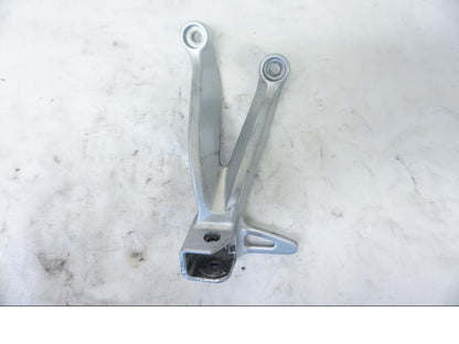 Framsidan på Fotpinnefäste från en Suzuki GSX-R 750 -2001 motorcykel.