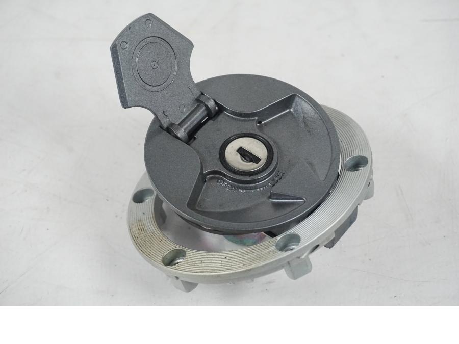 Extrabild6 på <p>Låssats från Kawasaki Ninja 300 ABS 2014.</p>

<p>1st nyckel, tändningslås, sadellås, tanklock.</p> motorcykel.