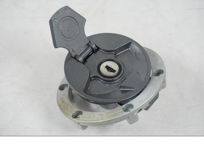 Extrabild6 på <p>Låssats från Kawasaki Ninja 300 ABS 2014.</p>

<p>1st nyckel, tändningslås, sadellås, tanklock.</p> motorcykel.