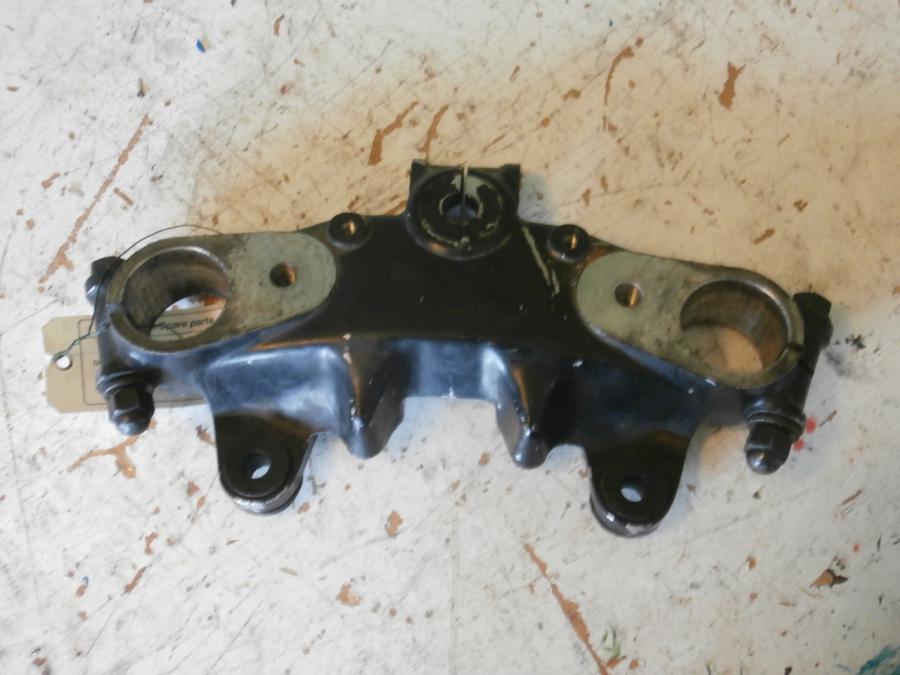 Framsidan på Gaffelkrona från en Suzuki GSX 750 -1984 motorcykel.