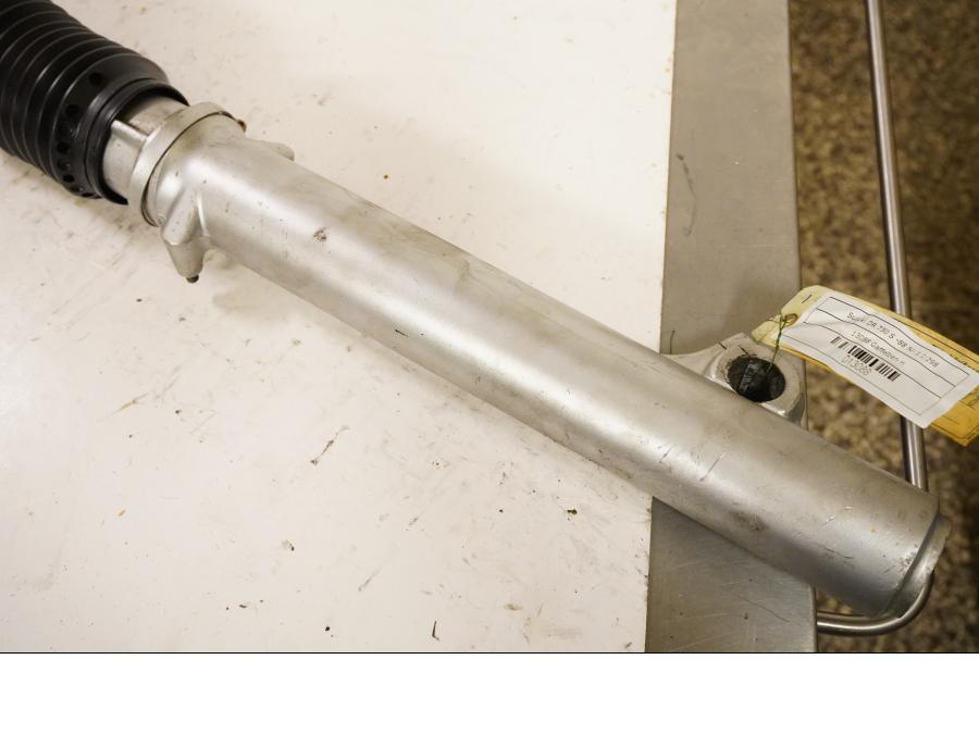 Baksidan på Gaffelben från en Suzuki DR 750 S -1988 motorcykel.