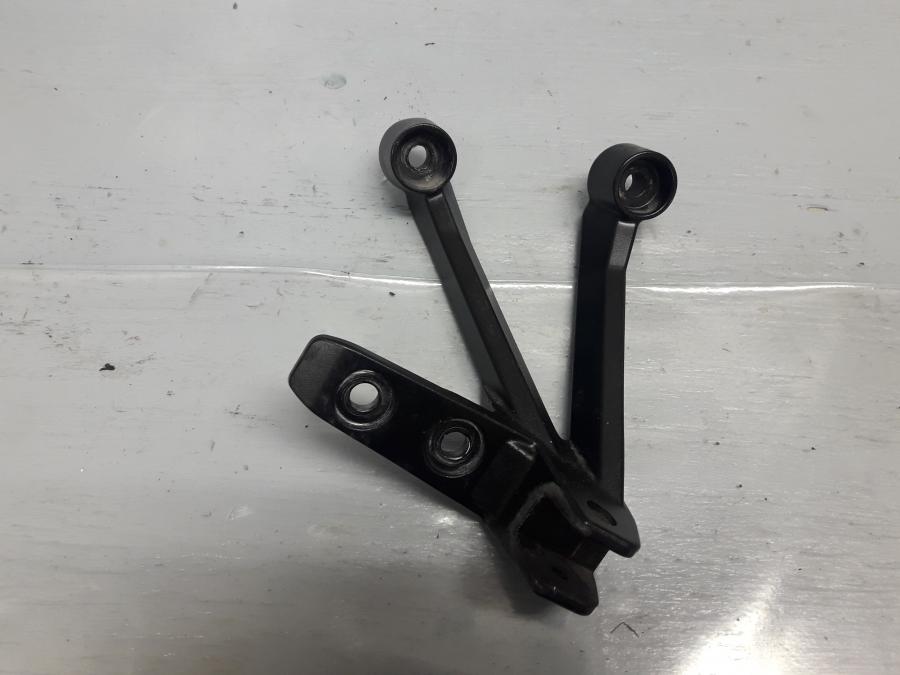 Framsidan på Fotpinnefäste från en Suzuki DL 1000 -2018 motorcykel.