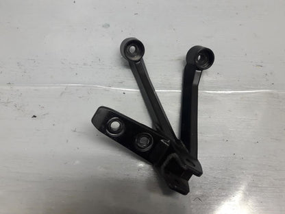 Framsidan på Fotpinnefäste från en Suzuki DL 1000 -2018 motorcykel.