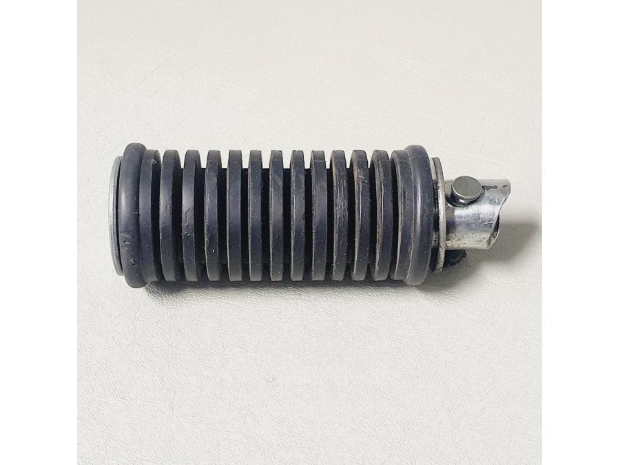 Baksidan på Fotpinne från en Suzuki VL 800 -2001 motorcykel.