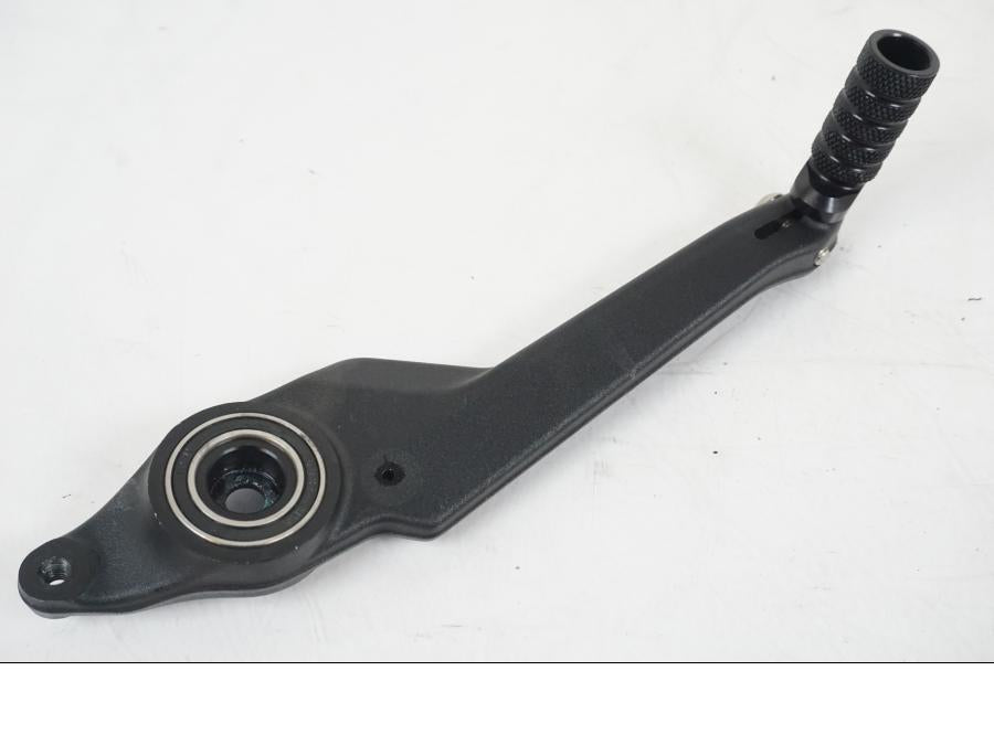 Höger sida på Bromspedal från en KTM 1290 Super Duke R EVO -2023 motorcykel.