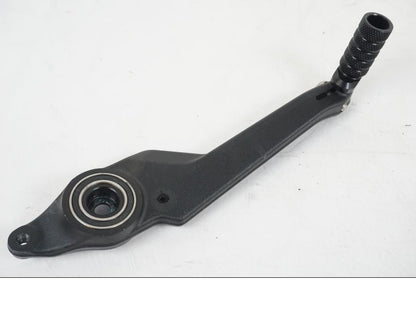 Höger sida på Bromspedal från en KTM 1290 Super Duke R EVO -2023 motorcykel.