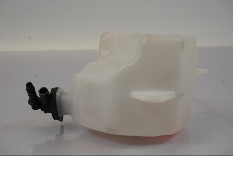 Vänster sida på Vattenexpansionskärl från en Triumph Trident -2021 motorcykel.