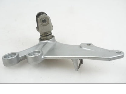 Snett nerifrån på Fotpinnefäste från en Suzuki GSX-R 750 -2009 motorcykel.